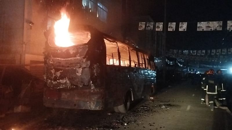 চট্টগ্রাম নগরের কালুরঘাট এলাকায় দাঁড়িয়ে থাকা যাত্রীবাহী বাসটিতে আগুন দেয় দুর্বৃত্তরা। আজ সন্ধ্যা সাড়ে ছয়টায়