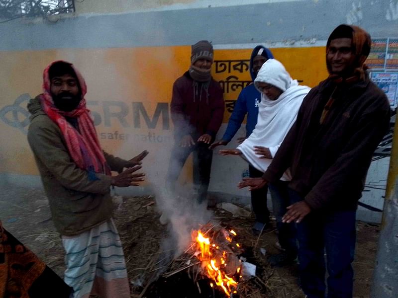 আজ সোমবার সকালে নাটোরের সর্বনিম্ন তাপমাত্রা ১০ ডিগ্রি সেলসিয়াসের নিচে। লোকজন ঘর থেকে তেমন একটা বের হচ্ছে না। আগুন জ্বালিয়ে শীতের তীব্রতা থেকে রক্ষার চেষ্টা করছে স্বল্প আয়ের মানুষ। তবে এভাবে আগুন জ্বালানোয় ঝুঁকি থাকে