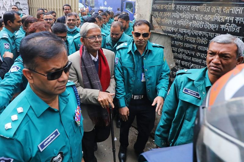 আজ মঙ্গলবার সিএমএম আদালত প্রাঙ্গণে মির্জা ফখরুল ইসলাম আলমগীর