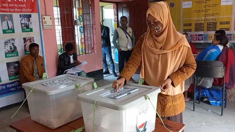 সুনামগঞ্জ-২ আসনের শাল্লা উপজেলার কান্দিগাঁও সরকারি প্রাথমিক বিদ্যালয় কেন্দ্রে ভোট দিচ্ছেন এক নারী। রোববার দুপুরে