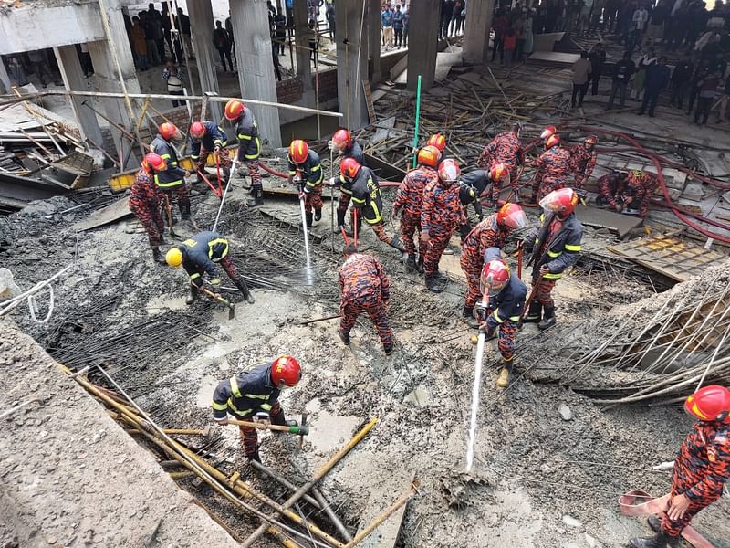 নির্মাণাধীন ভবনের একাংশ ধসে পড়ার পর উদ্ধারকাজ চালাচ্ছে ফায়ার সার্ভিস। আজ মঙ্গলবার দুপুর সাড়ে ১২টার দিকে রাজশাহী বিশ্ববিদ্যালয়ে