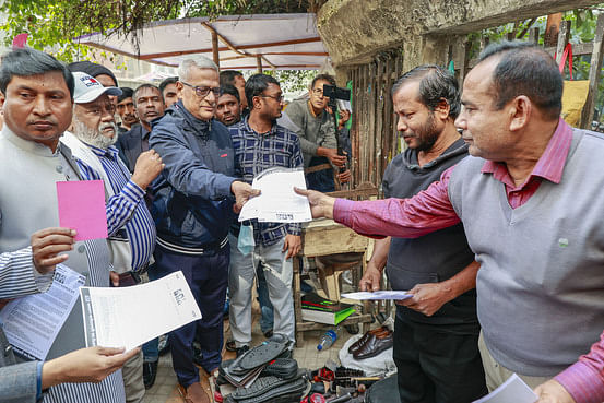 নির্বাচন বর্জনের ডাক দিয়ে ‘লাল কার্ড প্রদর্শন’ ও প্রচারপত্র বিলির কর্মসূচি পালন করে বিএনপি। দলের পক্ষ থেকে প্রচারপত্র বিলি করছেন বিএনপির নেতা জয়নুল আবদিন ফারুক