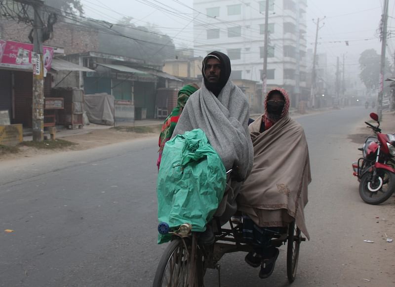 ঘন কুয়াশার সঙ্গে হাড়কাঁপানো শীতে জীবন ওষ্ঠাগত। এর মধ্যেও জীবিকার তাগিদে ছুটে চলেছেন খেটে খাওয়া মানুষেরা। আজ শনিবার সকাল সাতটায় চুয়াডাঙ্গার কোর্টরোড এলাকায়