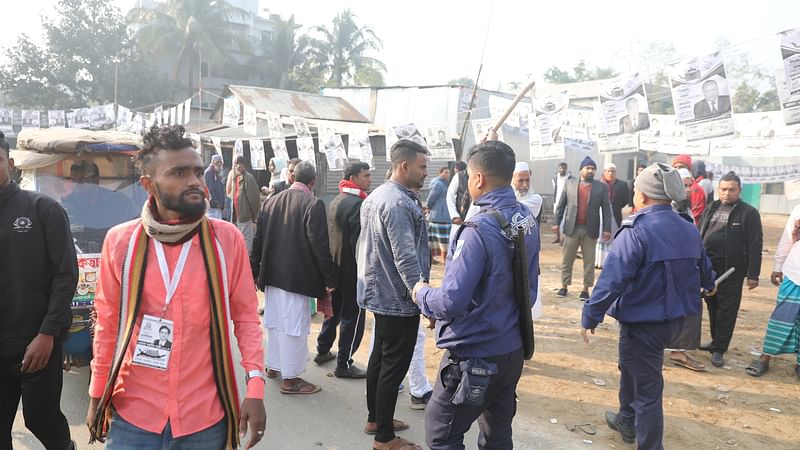 হট্টগোলের পর দুই প্রার্থীর সমর্থকদের সরিয়ে দিচ্ছেন আইনশৃঙ্খলা রক্ষাকারী বাহিনীর সদস্যরা। আজ রোববার সকালে নারায়ণগঞ্জের রূপগঞ্জের মুড়াপাড়ার মাহমুদাবাদ সরকারি মডেল প্রাথমিক বিদ্যালয় কেন্দ্র