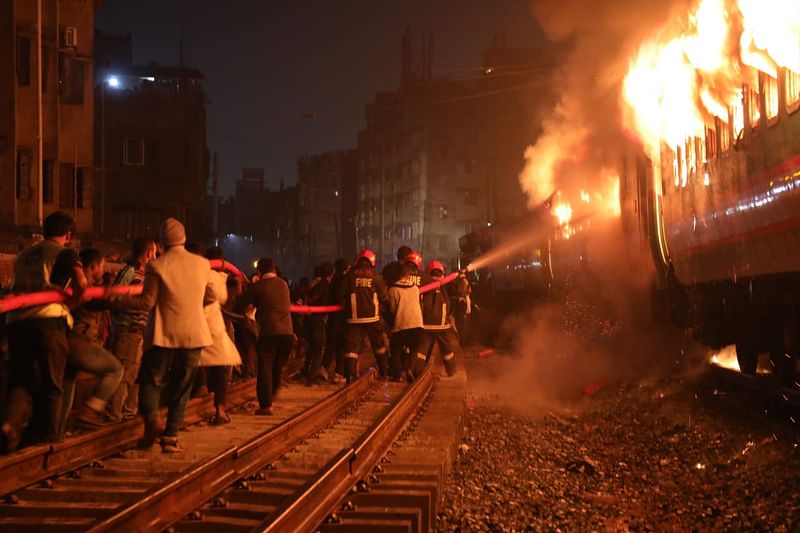 কমলাপুর রেলস্টেশনে পৌঁছানোর অল্প কিছুক্ষণ আগে রাত ৯টার দিকে ট্রেনটিতে আগুন লাগে।