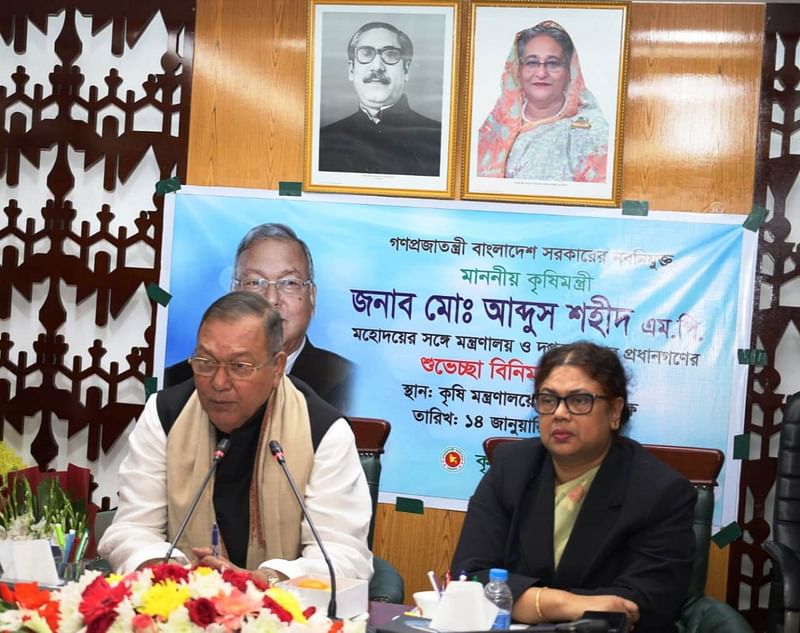 কৃষিমন্ত্রী হিসেবে নিয়োগ পাওয়ার পর প্রথম দিন আজ সচিবালয়ে মন্ত্রণালয়ের কর্মকর্তাদের সঙ্গে মতবিনিময় করেন মন্ত্রী মো. আব্দুস শহীদ