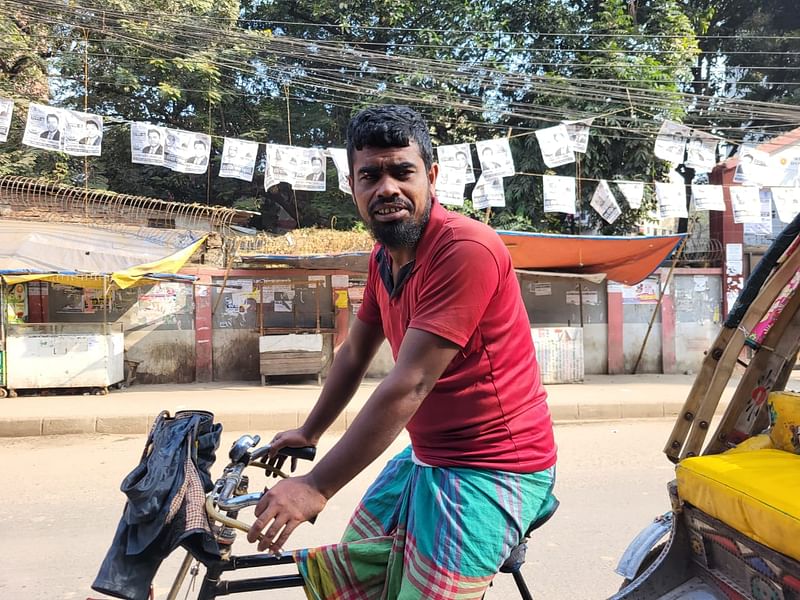 রিকশাচালক আবদুল করিম। রোববার সকাল ১০টায়, রাজধানীর পুরান ঢাকায়