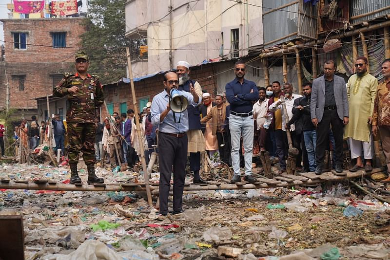 ভরাট খালের ওপর দাঁড়িয়ে হ্যান্ডমাইকে খাল পরিষ্কারের ঘোষণা দেন মেয়র আতিকুল ইসলাম