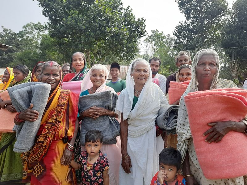 প্রথম আলো ট্রাস্টের পক্ষ থেকে শীতবস্ত্র কম্বল পেয়ে খুশি তাঁরা। বৃহস্পতিবার সকালে মৌলভীবাজারের শ্রীমঙ্গল উপজেলার হোসনাবাদ চা–বাগানে