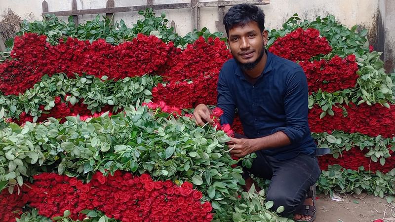 চাষীদের কাছ থেকে ভালো মানের ফুল সংগ্রহের চেষ্টা করেন মো. আল আমিন