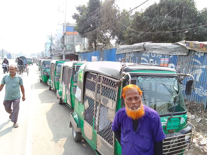 গ্যাস সরবরাহ বন্ধ হয়ে যাওয়ায় সিএনজি ফিলিং স্টেশনেও গ্যাস মিলছে না। তবে গ্যাস সরবরাহ শুরু হলেই যাতে আগে গ্যাস পান সে জন্য আজ ভোর পাঁচটা থেকে ফিলিং স্টেশনের সামনে লাইন ধরে গাড়ি নিয়ে অপেক্ষা করছেন চালকেরা। আজ বেলা ১১ টায় নগরের সিটি গেট এলাকায়