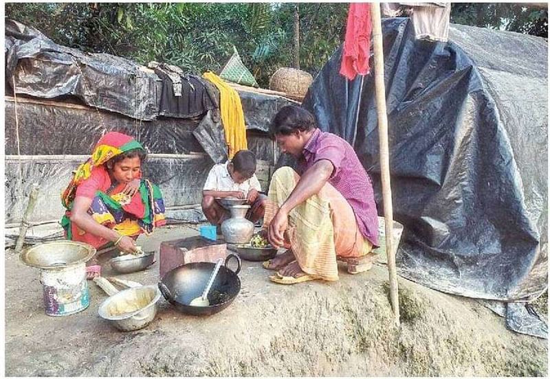 বেদেপল্লির বাসিন্দা দিতি বেগম ও রিপন সরদারদের বসতঘর নেই। প্লাস্টিকের ছাপরার মধ্যেই থাকতে হয়। শরীয়তপুর সদর উপজেলার চরডোমসার এলাকায় গত রোববার