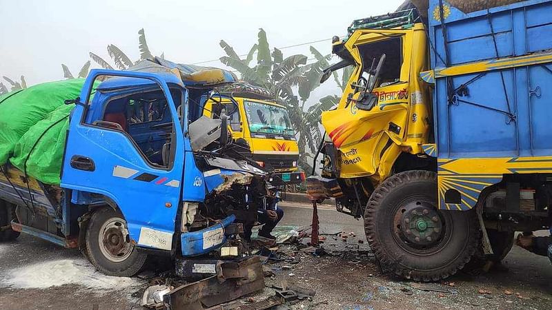 ময়মনসিংহের তারাকান্দা উপজেলায় ট্রাক ও পিকআপ ভ্যানের মুখোমুখি সংঘর্ষে তিনজন নিহত হয়েছেন। আজ মঙ্গলবার সকালে তারাকান্দার তালদীঘি এলাকায়