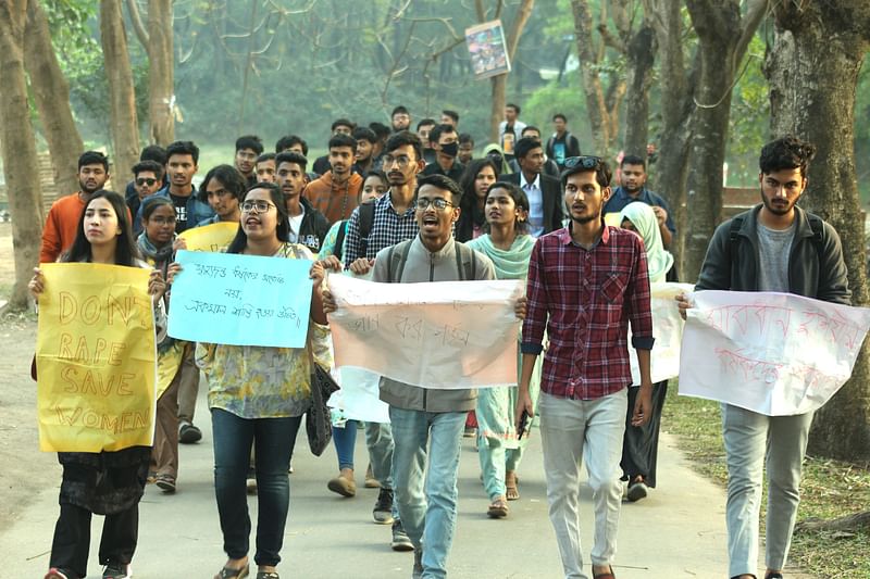 নিরাপদ ক্যাম্পাসসহ বিভিন্ন দাবিতে জাহাঙ্গীরনগর বিশ্ববিদ্যালয়ে শিক্ষার্থীদের বিক্ষোভ। গত সোমবার বিকেলে