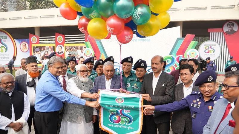 বেলুন উড়িয়ে ডিএমপির ৪৯তম প্রতিষ্ঠাবার্ষিকীর আয়োজনের উদ্বোধন করেন অতিথিরা