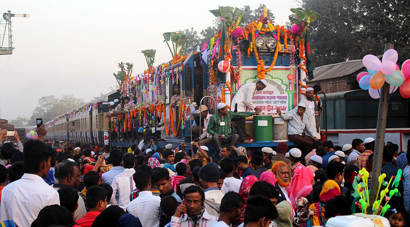 ১৯০২ সাল থেকে রাজবাড়ী রেলস্টেশন থেকে ভারতের মেদিনীপুর জোড়ামসজিদের ওরশ শরীফে প্রতিবছর যাচ্ছে একটি বিশেষ ট্রেন। নাম ওরশ স্পেশাল ট্রেন। আজ বুধবার রাত ১০টায় এই ট্রেনটি ছেড়ে যাবে