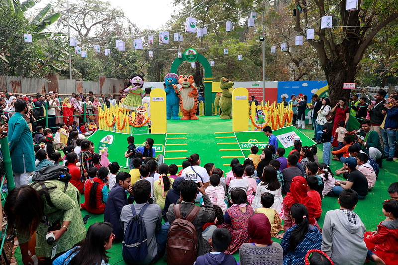 অমর একুশে বইমেলায় সিসিমপুরের প্রিয় চরিত্রগুলো দেখতে শিশুদের এমন ভিড়। মেলায় প্রতি শুক্রবার ও শনিবার শিশুপ্রহরে টুকটুকি, ইকরি, শিকু ও হালুমদের দেখা পাবে শিশুরা। ঢাকা, ২ ফেব্রুয়ারি