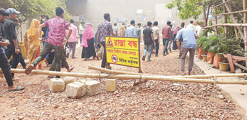 চার মাস ধরে চলছে সড়কের কাজ। গতকাল দুপুরে ফতুল্লার বিসিক শিল্পাঞ্চল এলাকায় ২ নম্বর গেটের সড়কে