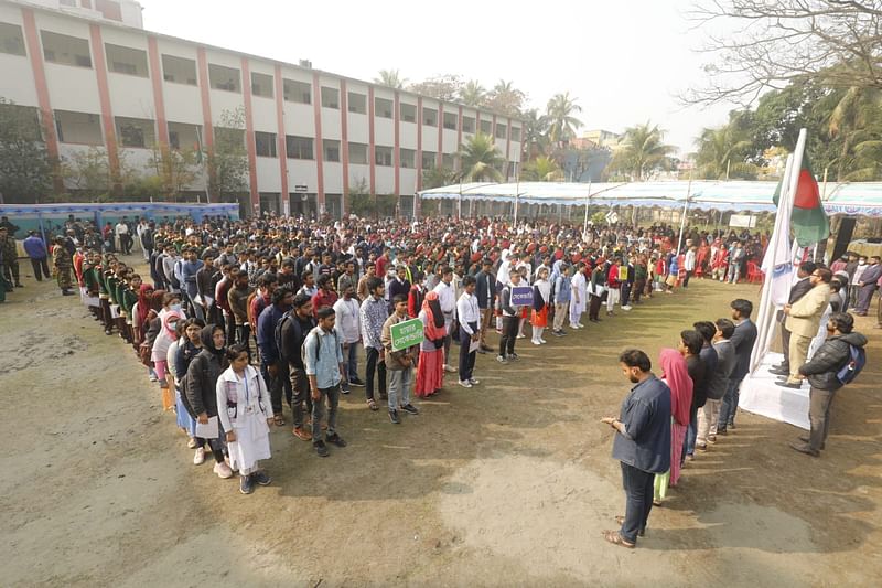 ডাচ্-বাংলা ব্যাংক-প্রথম আলো আঞ্চলিক গণিত উৎসবের চিত্র। শনিবার সকালে খুলনা সরকারি করোনেশন মাধ্যমিক বালিকা বিদ্যালয় মাঠে