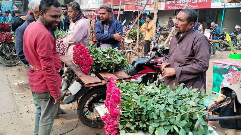 সাইকেল-ভ্যানে গোলাপের পসরা সাজিয়ে বিক্রির অপেক্ষায় চাষিরা। দূরদূরান্ত থেকে আসা ব্যাপারীরা দরদাম করে ফুল কিনছেন। মঙ্গলবার সকালে যশোরের গদখালী পাইকারি ফুলের বাজারে