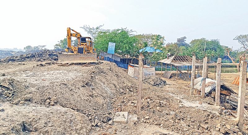 পাউবো বাঁধের কাজ শুরু করায় বাসিন্দারা বসতঘর ভেঙে নিয়ে যাচ্ছেন। গত শুক্রবার খুলনার কয়রা উপজেলার দক্ষিণ বেদকাশী ইউনিয়নের জোড়শিং গ্রামে