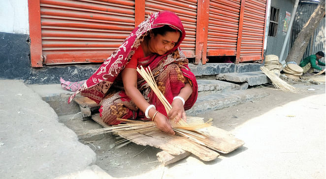 গাইবান্ধার সুন্দরগঞ্জ উপজেলার পাটনিপাড়া গ্রামে বাঁশ দিয়ে কুলা, চালুনি, ডালি তৈরি করছেন নারী-পুরুষেরা। গত বৃহস্পতিবার