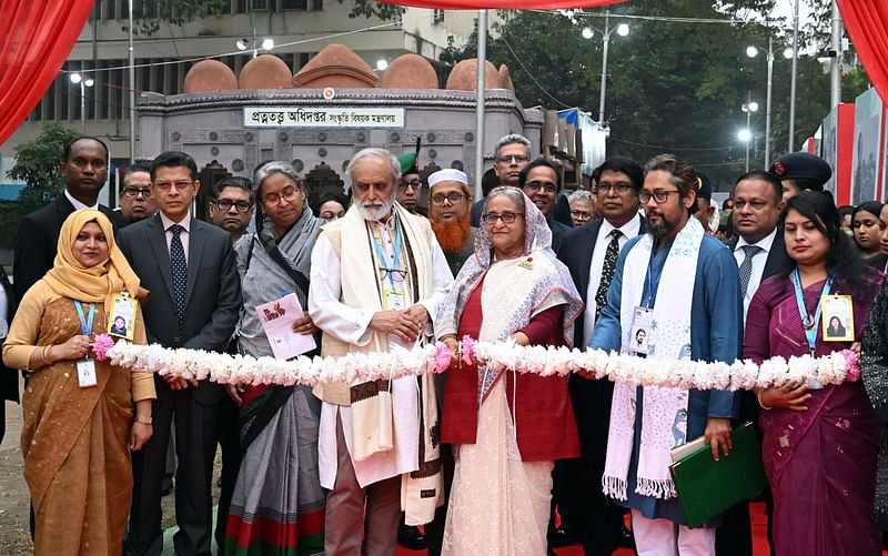 প্রধানমন্ত্রী শেখ হাসিনা অমর একুশে বইমেলা উদ্বোধন করেন। বাংলা একাডেমি, ঢাকা, ১ জানুয়ারি