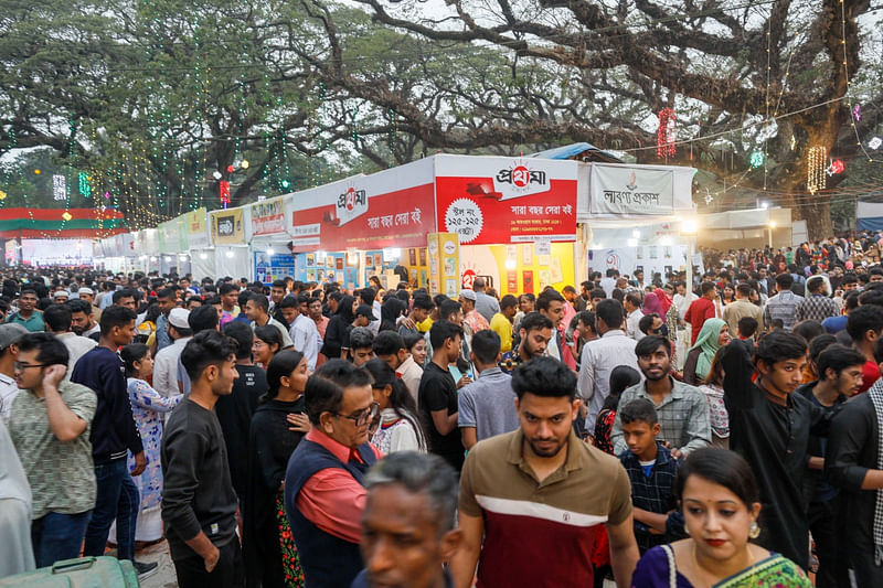 একুশে ফেব্রুয়ারি সকাল বিকেল দুই বেলাই বইমেলায় উপচে পড়া ভিড় ছিল। বই প্রেমীদের ভিড়ে হাঁটতেও রীতিমতো কষ্ট হচ্ছিল। গতকাল বিকেল সাড়ে ৫টায় চট্টগ্রাম নগরের সিআরবির শিরীষতলায়