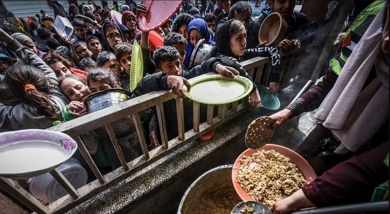 রাফার একটি সরকারি স্কুলে খাবার সংগ্রহের জন্য এসেছেন বাস্তুচ্যুত ফিলিস্তিনিরা, ১৯ ফেব্রুয়ারি, ২০২৪