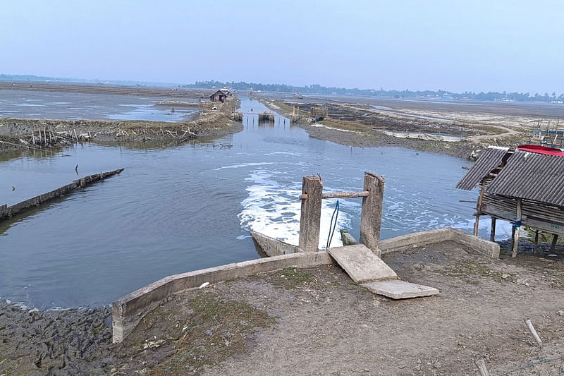 বাঁধ কেটে অথবা ছিদ্র করে পাইপ বসিয়ে নদীর পানি ঘেরে প্রবেশ করাচ্ছেন ঘেরমালিকেরা। সম্প্রতি খুলনার কয়রায়