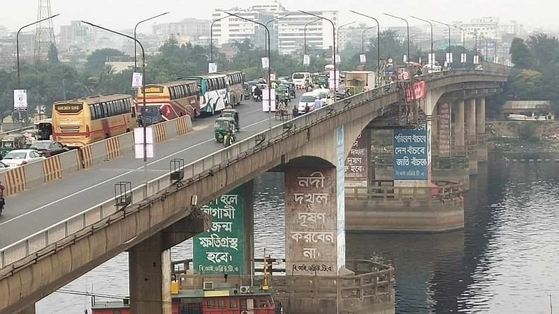 বুড়িগঙ্গা প্রথম (পোস্তগোলা) সেতুর সংস্কারকাজ চলছে