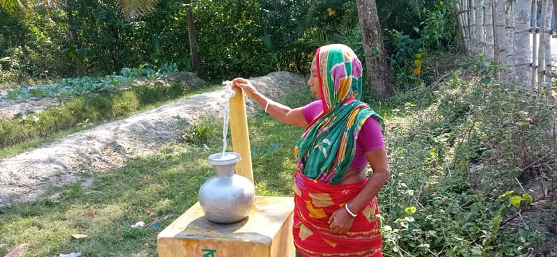 বেসরকারি উন্নয়ন সংস্থার বসানো ট্যাপ থেকে গৃহস্থালির কাজের জন্য পানি সংগ্রহ করছেন স্থানীয় এক নারী। সম্প্রতি বাগেরহাটের মোংলার চিলা ইউনিয়নের বালুর মোড় এলাকায় তোলা