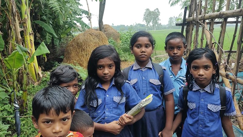 চাঁপাইনবাবগঞ্জের গোমস্তাপুর উপজেলার খারিপাড়া গ্রামে ওঁরাও শিশুশিক্ষার্থী। এদের মাতৃভাষাযর বই ছাপানো হলেও বিদ্যালয়ে তারা মাতৃভাষায় শিক্ষা থেকে বঞ্চিত