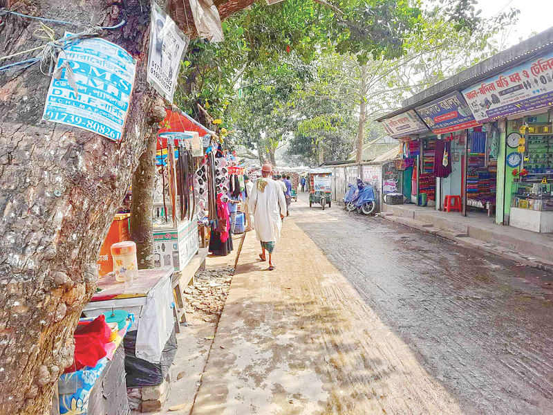 নান্দাইল বাজারে সড়কে চলছে যানবাহন। পাশে খালি জমিতে দোকান বসানো হয়েছে। পথচারী চলাচলের জায়গা নেই। গতকাল বুধবার নদীর পাড় সড়কে