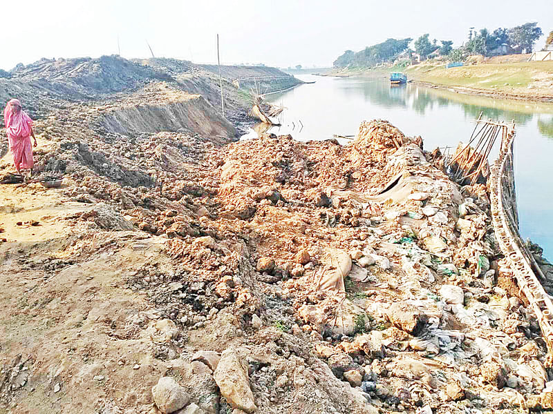 বিশ্বম্ভরপুরের খরচার হাওরের এই ফসল রক্ষা বাঁধ এভাবেই ধসে পড়ে