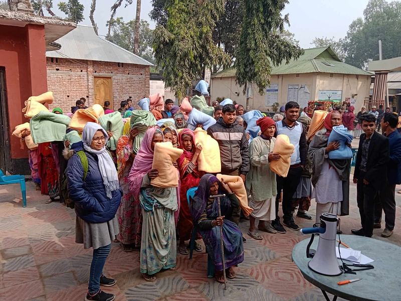 শীতার্তদের হাতে প্রথম আলো ট্রাস্টের কম্বল তুলে দেন বন্ধুসভার সদস্যরা। আজ সোমবার সকালে লালমনিরহাট সদর উপজেলার মোগলহাট ইউনিয়ন পরিষদ চত্বরে