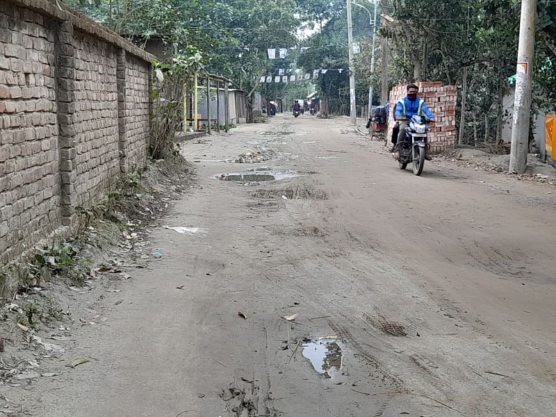 ছয় মাস আগে শুরু হয়েছিল সড়কটির কাজ। এখনো পাকা হয়নি। গত রোববার ময়মনসিংহ নগরের ৩১ নম্বর ওয়ার্ডের চর ঈশ্বরদিয়া এলাকায়