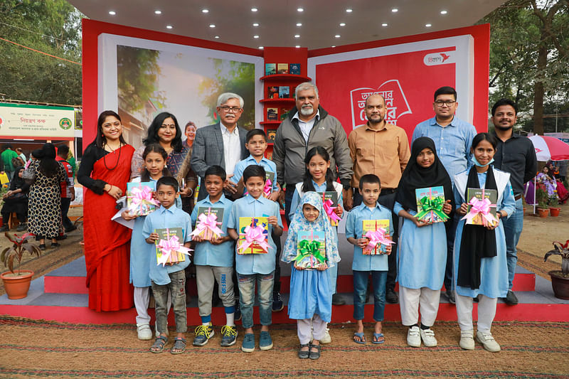 বিকাশের প্রধান বিপণন কর্মকর্তা মীর নওবত আলী ও প্রথম আলোর ব্যবস্থাপনা সম্পাদক কথাসাহিত্যিক আনিসুল হকসহ অন্যদের সঙ্গে বই হাতে সুবিধাবঞ্চিত ১০ শিশু। মঙ্গলবার অমর একুশে বইমেলায় বিকাশের বই সংগ্রহ কেন্দ্রে