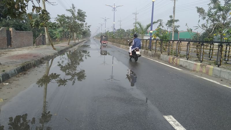 রাজশাহীতে বৃহস্পতিবার সকালে ৮ মিলিমিটার বৃষ্টিতে কোথাও কোথাও পানি জমেছে। নগরের মেহেরচন্ডী দায়রাপক এলাকায়