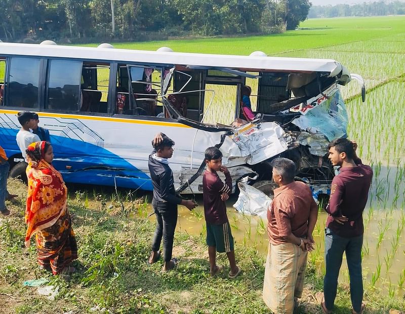 কার্ভাড ভ্যান ও বাসের মুখোমুখি সংঘর্ষে বাসটি সড়কের পাশে খেতে পড়ে দুমড়েমুচড়ে গেছে। বৃহস্পতিবার বেলা ১১টার দিকে চকরিয়া উপজেলার হারবাং ইউনিয়নের লালব্রিজ এলাকায়