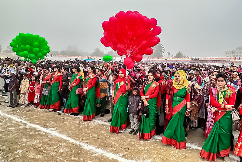 পাবনায় ‘স্কয়ার ফ্যামিলি ডে’ অনুষ্ঠানে আগত কর্মকর্তা ও কর্মচারীরা। শুক্রবার পাবনার শহীদ আমিন উদ্দিন স্টেডিয়ামে