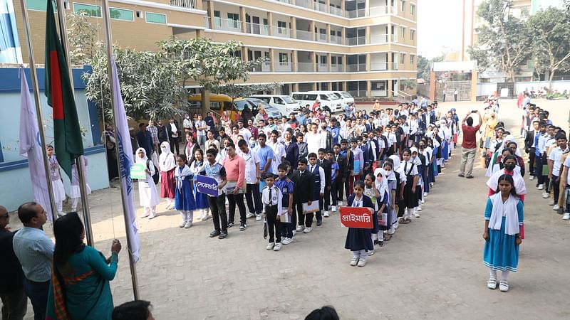 জাতীয় সংগীত পরিবেশন ও জাতীয় পতাকা উত্তোলনের মধ্য দিয়ে গণিত উৎসব শুরু হয়। শনিবার সকালে নরসিংদীর নাছিমা কাদির মোল্লা হাইস্কুল অ্যান্ড হোমসের মাঠে