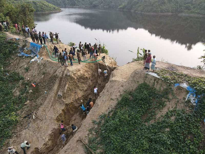 প্রাকৃতিক ছড়ার ওপর দেওয়া বাঁধ কাটা হচ্ছে। আজ বেলা সাড়ে তিনটার দিকে চট্টগ্রামের সাতকানিয়ার সোনাকানিয়া সীমান্তবর্তী এলাকায়