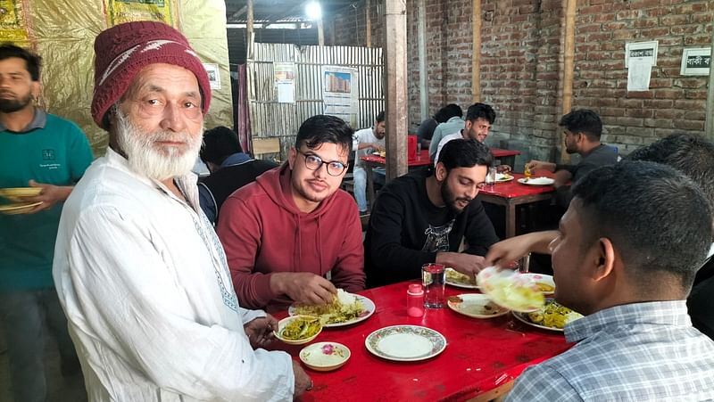 নিজের ভাতের হোটেলে খাবার পরিবেশন করছেন বৃদ্ধ আজাহার ইসলাম। সম্প্রতি দিনাজপুর হাজী মোহাম্মদ দানেশ বিজ্ঞান ও প্রযুক্তি বিশ্ববিদ্যালয়সংলগ্ন এলাকায়