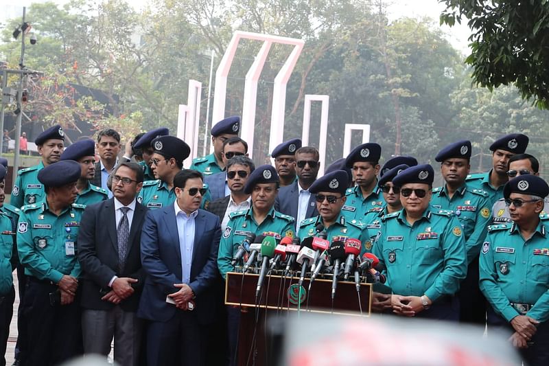 ঢাকা মহানগর পুলিশের কমিশনার হাবিবুর রহমান। কেন্দ্রীয় শহীদ মিনারের সামনে সংবাদ সম্মেলনে