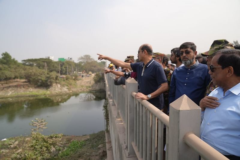 সূতিভোলা খালের উন্নয়ন কার্যক্রম পরিদর্শন করেন মেয়র আতিকুল