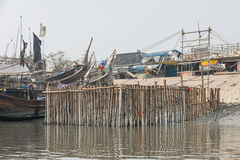 চট্টগ্রাম নগরের ফিশারিঘাটের নতুন মাছবাজারের জন্য কর্ণফুলী নদীতে নির্মাণ করা হচ্ছে ঘাট। এর অংশ হিসেবে নদীতে দেওয়া হচ্ছে গাছের খুঁটি। গত মঙ্গলবার বেলা একটায়