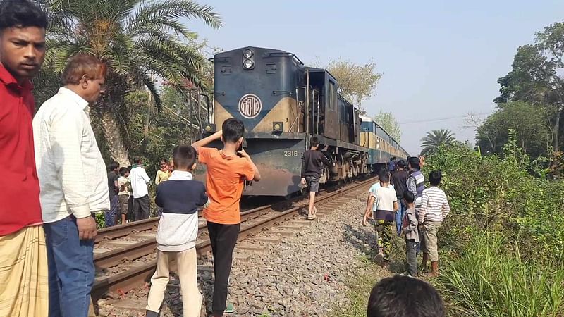 টাঙ্গাইলের বাসাইল উপজেলার সোনালিয়ায় বৃহস্পতিবার সকালে টাঙ্গাইল কমিউটার ট্রেনটি বিকল হয়। এর পর থেকে ঢাকার সঙ্গে উত্তরবঙ্গের রেল যোগাযোগ বন্ধ