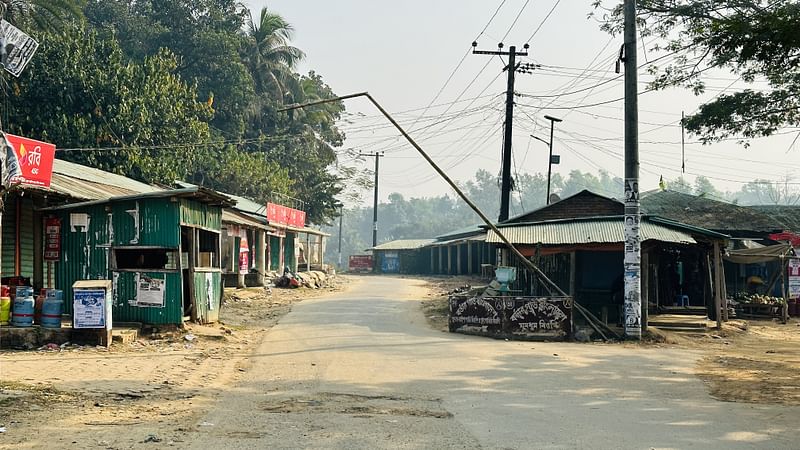 আতঙ্কে ঘর থেকে বের হচ্ছেন না সীমান্ত এলাকার বাসিন্দারা। ফাঁকা পড়ে আছে সড়ক ও বাজার। আজ মঙ্গলবার সকাল ৯টায় বান্দরবানের নাইক্ষ্যংছড়ি উপজেলার ঘুমধুম ইউনিয়নের বেতবুনিয়া বাজার এলাকায়