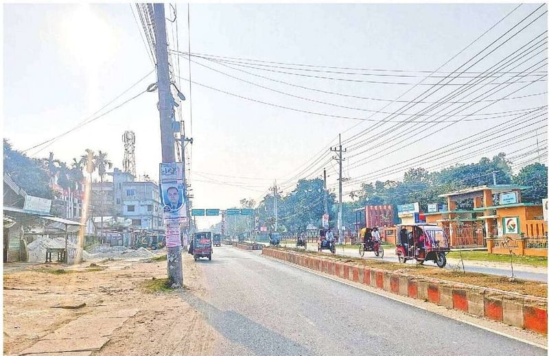 গাইবান্ধা শহরের ব্যস্ততম ডিবি রোডে রয়েছে বৈদ্যুতিক খুঁটি। গত শনিবার কেন্দ্রীয় বাস টার্মিনালসংলগ্ন পলাশবাড়া এলাকায়